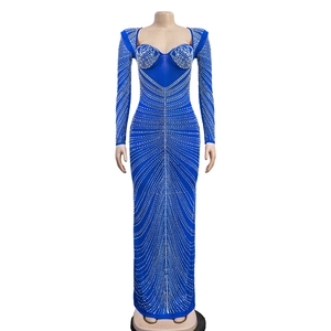 Détail de la robe en maille bleu roi avec strass argentés et décolleté en cœur