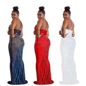 Elegante abito lungo senza maniche con scollo a V e strass in nero, rosso e bianco
