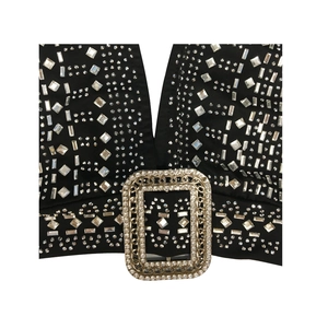Gros plan détaillé d'une robe en résille noire avec strass brillants et boucle dorée