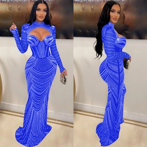 Robe de soirée bleue à manches longues en mesh avec strass et découpe en V sophistiquée