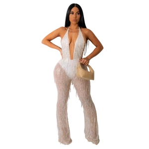 Détail d'une combinaison blanche à paillettes avec mesh à franges et décolleté en V