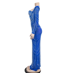 Détail d'une robe de soirée en maille bleue avec strass argentés et décolleté plongeant