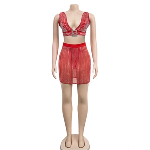 Détail d'un ensemble rouge deux pièces avec crop top col V et mini-jupe à strass