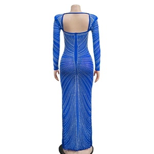 Détail de la robe bleu roi avec strass, design dos nu et cristaux scintillants élégants