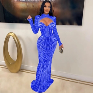 Détail d'une robe en tulle bleu roi avec strass et découpe au col en V élégante