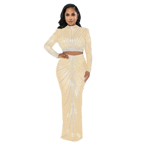 Detailansicht der schimmernden Strassmuster auf dem langärmeligen Netzkleid aus Mesh