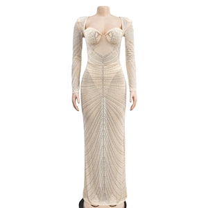 Détail de la robe maxi en tulle transparent avec des strass argentés étincelants