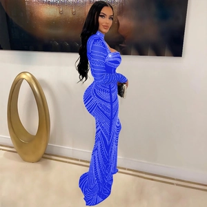 Détail de robe moulante bleu roi avec motifs géométriques en strass scintillants