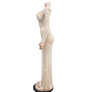 Détail du tissu en maille transparente avec motifs géométriques en strass argentés sur robe