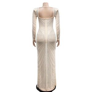 Vue arrière de la robe de soirée en mesh dos nu avec strass brillants et fermeture éclair