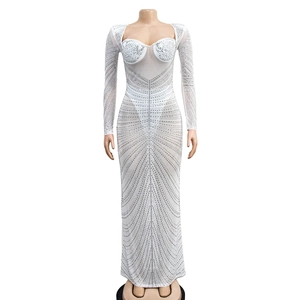 Détail d'une robe longue en maille blanche avec strass et décolleté en V plongeant