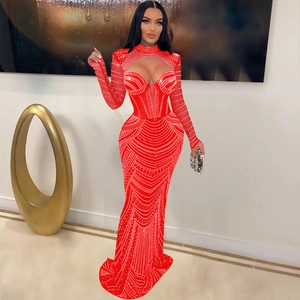 Détail de la robe sirène rouge avec strass argentés et manches longues en résille