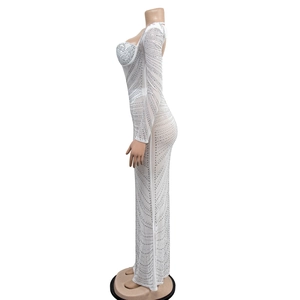 Détail de robe longue blanche en mesh avec strass scintillants et manches longues