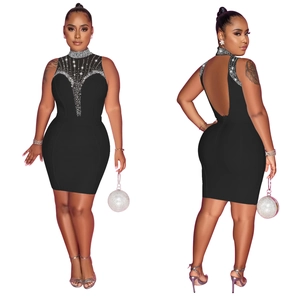 Détails de la robe moulante noire avec strass brillants et dos nu pour soirée élégante