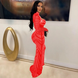 Détail de la robe en résille rouge à manches longues avec strass blancs et coupe sirène