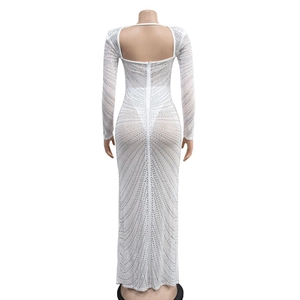 Détail du dos nu en maille transparente avec strass argentés sur cette robe longue blanche