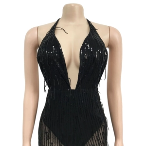 Détails de rayures à paillettes noires et glands sur une combinaison sexy en mesh décolletée