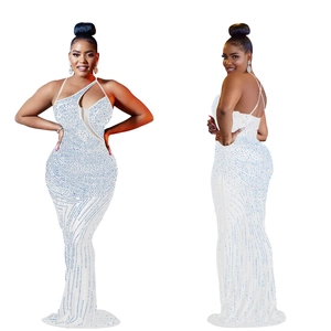 Dettaglio dell'abito bianco slim con scollo asimmetrico e strass blu dal design raffinato