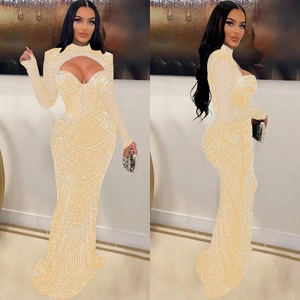 Détails de la robe de soirée champagne avec strass et découpe sur le devant