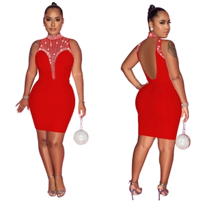 Détails de la robe bandage rouge avec décolleté en mesh strassé et dos nu élégant