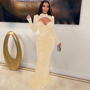Détail de la robe en maille champagne avec perles et découpe strass au décolleté