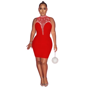 Détail de la robe moulante rouge avec décolleté en résille transparente et strass radieux