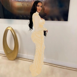 Vue détaillée de la robe de soirée en mesh champagne ornée de motifs en strass