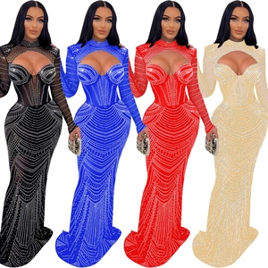 Détails des robes de soirée colorées avec motifs en strass et découpe à la poitrine