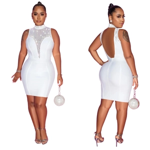 Détail de mini robe blanche avec patchwork en résille et ornements en strass denses