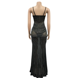 Dettaglio dell'abito lungo in mesh con intricati motivi in strass e tessuto semitrasparente