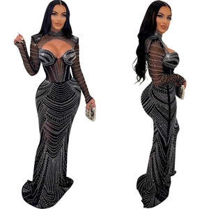 Détail d'une robe de soirée sirène noire avec strass argentés et maille à col en V ouvert