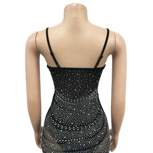 Dettaglio del body in mesh nero con strass argentati lucidi e sottili spalline incrociate