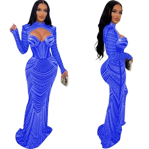 Détail de la robe de soirée bleu roi avec motifs en strass argentés et découpe goutte