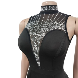 Gros plan sur robe noire sans manches avec maille transparente et strass argentés brillants