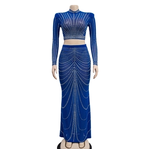 Detail des königsblauen Mesh-Kleid-Sets mit aufwendigen silbernen Strasssteinen und Textur