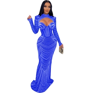 Détail d'une robe en résille bleu roi avec strass argentés brillants et décolleté en V