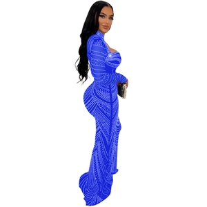 Détail de la robe de soirée bleu royal avec motifs géométriques complexes en strass
