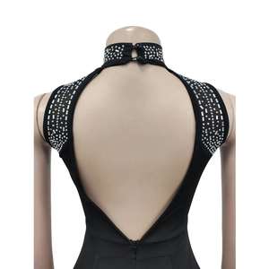 Détail du dos d'une robe noire avec strass, tulle transparent et décolleté en V profond