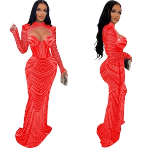 Robe de soirée rouge en tulle avec rayures en strass argentés et découpe à la poitrine