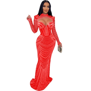 Détail de robe de soirée rouge en maille avec motifs strass et décolleté plongeant