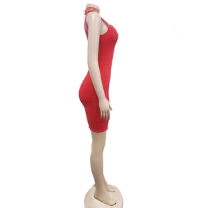 Détail d'une robe rouge moulante avec strass brillants sur le col montant élégant
