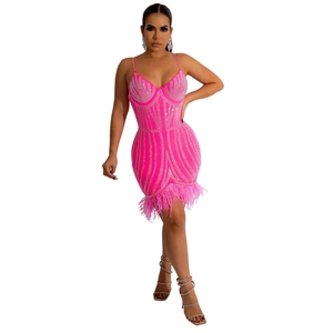 Détail de strass thermocollants et bordure en plumes roses sur robe de soirée