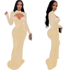 Détails de la robe de soirée champagne avec strass de luxe et découpe frontale