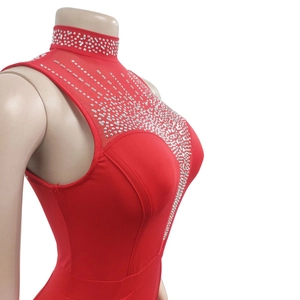 Détail d'un body rouge sans manches avec strass brillants et empiècement en résille