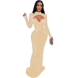 Détails de la robe en maille moulante or champagne avec strass scintillants et découpe