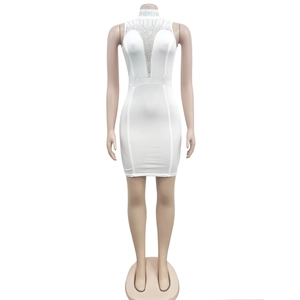 Détail de la mini robe blanche avec strass et décolleté en V en maille transparente
