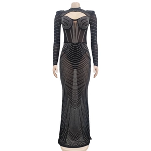 Détail d'une robe en tulle noir avec strass argentés et col montant ajouré élégante