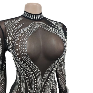 Détail de robe en tulle noir avec strass argentés et perles fines brodées à la main