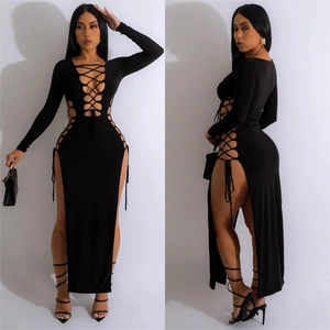 Robe longue sexy noire à manches longues avec détails découpés et lacets sur les côtés