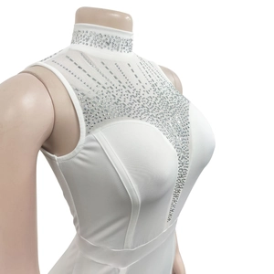 Détail du haut blanc sans manches avec strass sur le col montant en résille